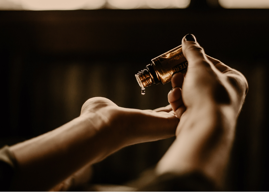 hands with essential oil spavia